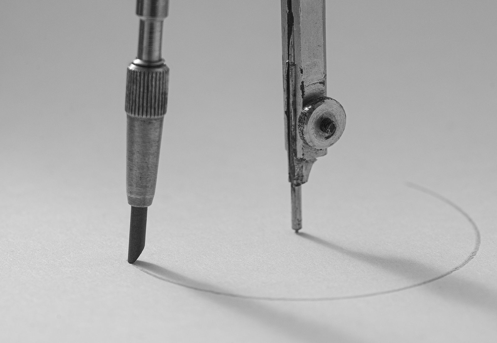 Compasso da disegno tecnico che traccia un cerchio di precisione su carta