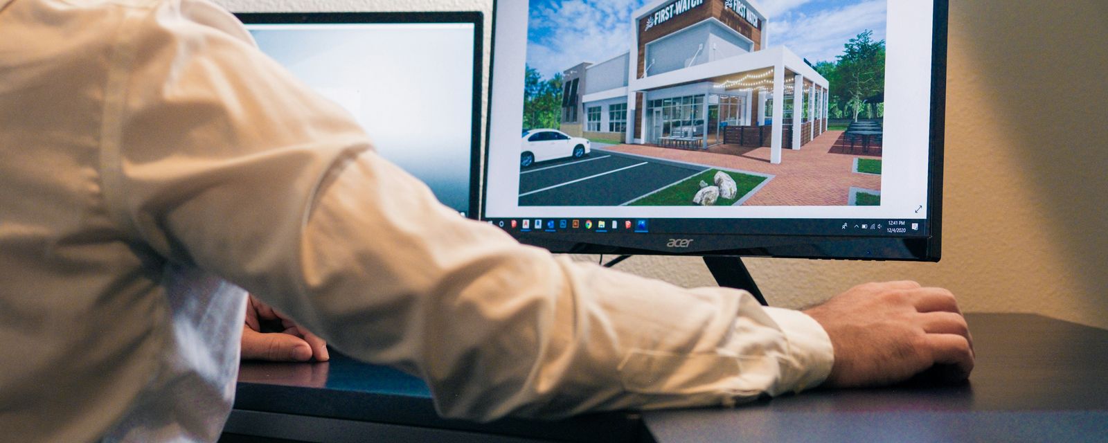 Impiegato tecnico al computer che lavora su un progetto CAD